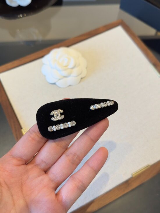 NWT Beautiful Chanel​ Hair Clips for Women - New in Box main image 5